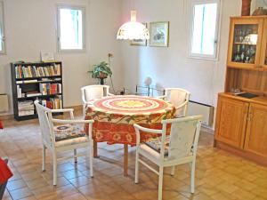 comedor con mesa y 4 sillas en Haus Zypresse en Saint-Saturnin-dʼApt