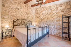 Postel nebo postele na pokoji v ubytování S'era de Son Roig + 19 fotografií