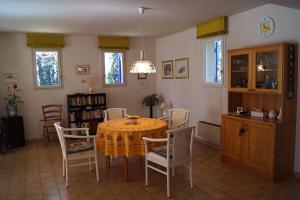 una cucina e una sala da pranzo con tavolo e sedie di Haus Zypresse a Saint-Saturnin-lès-Apt