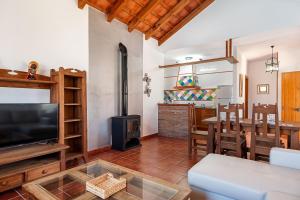 salon z telewizorem i jadalnią w obiekcie Casa 3 - Mar y Sol w mieście Barbate