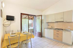 A kitchen or kitchenette at Appartamenti Le Querce - Lentisco