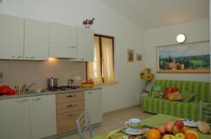A kitchen or kitchenette at Appartamenti Le Querce - Lentisco