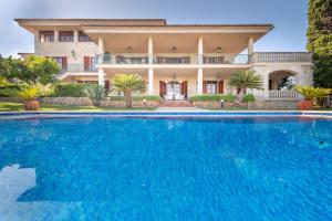 una gran piscina frente a una casa en Son Tomasset, en Costitx