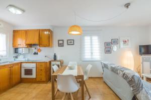 A kitchen or kitchenette at White Sands 3.08