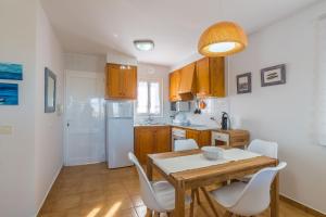 A kitchen or kitchenette at White Sands 3.08