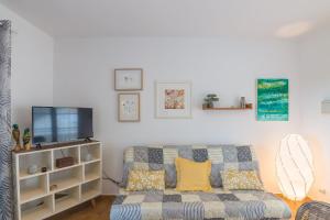 TV a/nebo společenská místnost v ubytování White Sands 3.07