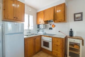 A kitchen or kitchenette at White Sands 3.08