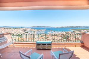 balcone con sedie e vista sull'acqua di Flat Gli Asfodeli a Palau