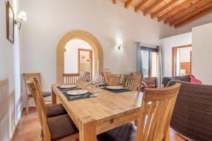 Un comedor con mesa y sillas de madera. en Can Siurell, en Artà