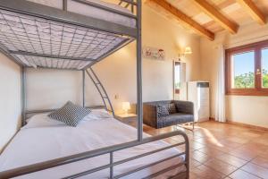 Un dormitorio con una litera y una silla. en Can Siurell, en Artà 17 fotos más