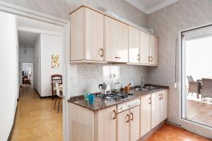 科尼爾－德拉弗龍特拉的住宿－Apartamento Nicolas Only Families，厨房配有水槽和炉灶 顶部烤箱