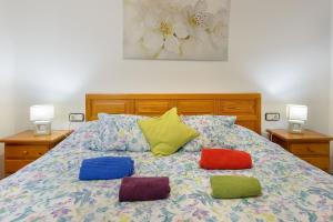 Una cama o camas en una habitación de El Golfo Lanzarote