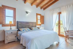 A bed or beds in a room at Casa Yolanda Még 17 kép