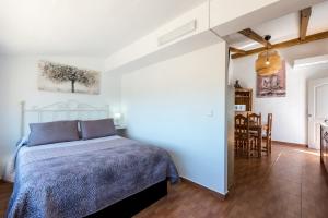 a bedroom with a bed and a dining room at Apartamento a pie de playa in Benajarafe