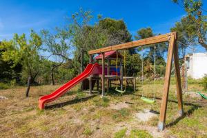 Ein Kinderspielbereich in der Unterkunft Sa Creu De Saume