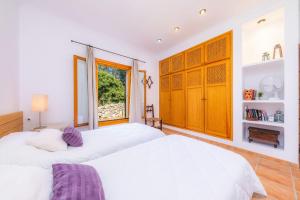 Ein Bett oder Betten in einem Zimmer der Unterkunft Sa Creu De Saume