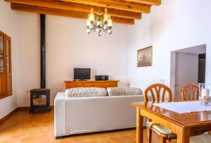 een woonkamer met een bank en een tafel bij Can Mariano des Puig in Sant Carles de Peralta