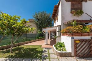 una casa con una puerta y una pasarela en Casa Marisol, en Quartu SantʼElena