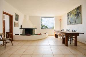 sala de estar con mesa y chimenea en La Bodega - House on volcano with a piano, en Haría