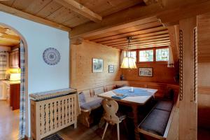 una sala da pranzo in legno con tavolo e sedie di Ferienwohnung Landhaus Staudacher a Tegernsee
