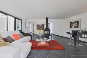 ein Wohnzimmer mit einer weißen Couch und einem roten Teppich in der Unterkunft Sa Plana d´en Miquel in Sant Joan de Labritja