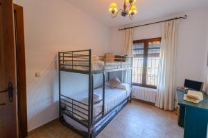 Un dormitorio con dos literas y un escritorio. en Villa Quilin, en Alhaurín el Grande 22 fotos más