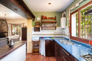 kuchnia ze zlewem i blatem w obiekcie Casa Balcón - Sólo Familias w mieście Los Caños de Meca