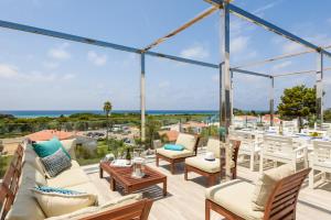 d'une terrasse meublée avec vue sur l'océan. dans l'établissement Villa Sunrise, à Son Bou