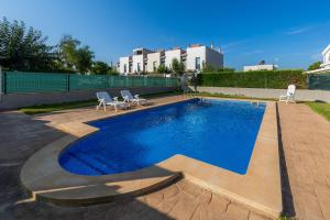 The swimming pool at or close to Syrenah