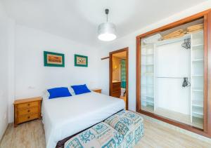 A bed or beds in a room at Syrenah