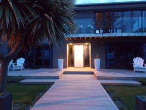 Pročelje oz. vhod v nastanitev The Hamptons