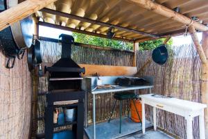 une cuisine extérieure avec un grill et une cuisinière dans l'établissement Apartamento Rural De Oses 1, à Totalán