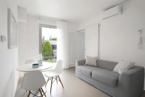 a living room with a couch and a table at Baseventuno 4 Bilocale in San Martino della Battaglia