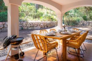 Ein Garten an der Unterkunft Can Botana 1
