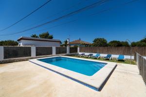 Bazén v ubytování Casa Carlos con Piscina Privada en Conil nebo v jeho okolí