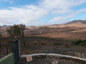 a view of the desert with mountains in the background at Casa Campo de tiro Morro Negro in Tuineje