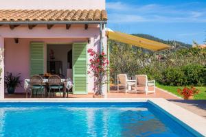 ein Haus mit einem Pool, einem Tisch und Stühlen in der Unterkunft Sa caseta de la Mar in Son Servera