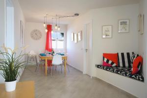 Una sala de estar con un sofá y una mesa de comedor. en Villa Xana, en Playa Blanca