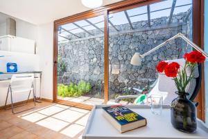 ティアスにあるVilla Jupeの赤花のテーブル +17枚の写真