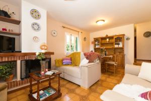 uma sala de estar com um sofá e uma lareira em Apartamento en Cala Galdana em Cala Galdana