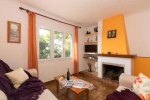 uma sala de estar com um sofá e uma lareira em Apartamento cerca de Cala Mitjana em Cala Galdana