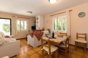 卡拉加爾達納的住宿－Apartamento en Cala Galdana，客厅配有桌子和沙发