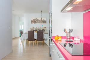 貝赫爾－德拉弗龍特拉的住宿－Apartamento Los Naranjos en Vejer，一间带粉色柜台和用餐室的厨房