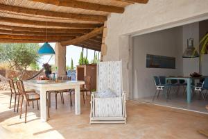 een keuken en eetkamer met een tafel en stoelen bij Finca Calicant in Sant Llorenç des Cardassar