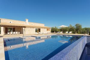 uma grande piscina em frente a uma casa em Sa Garriga em Ariany