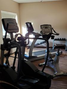 2 hometrainers in een kamer met een fitnessruimte bij Cobblestone Inn & Suites - Clarion in Clarion