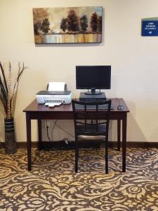 a desk with a computer and a printer on it at Cobblestone Inn & Suites - Clarion in Clarion