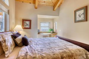 a bedroom with a bed and a window at Altdorf Vista in Tyrolian Village