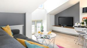 Telewizja i/lub zestaw kina domowego w obiekcie Topolowa Apartment, next to Main Station