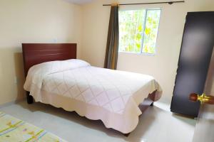 1 dormitorio con cama y ventana en Casa Campestre en Duitama, en Duitama